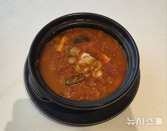 [서울=뉴시스] 롯데호텔앤리조트가 지난달 28일 선보인 김치찌개 가정간편식(HMR). photo@newsis.com