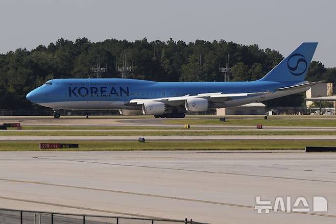 [애틀랜타=AP/뉴시스] 미국 조지아주 현대차그룹-LG에너지솔루션 배터리 합작 공장 건설 현장에서 구금된 한국인을 태울 대한항공 전세기가 10일(현지 시간) 하츠필드-잭슨 애틀랜타 국제공항에 도착해 있다. 정부에 따르면 11일 정오 한국인 316명 등 총 330명이 전세기에 탑승해 귀국할 예정이다.