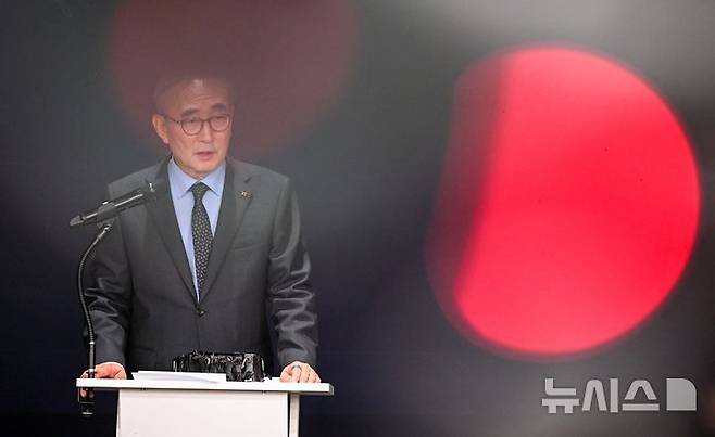 [서울=뉴시스] 정병혁 기자 = 김영섭 KT 대표이사가 11일 서울 종로구 KT 광화문빌딩 웨스트 사옥에서 소액결제 피해 관련 기자 브리핑을 하고 있다. (공동취재) 2025.09.11. photo@newsis.com