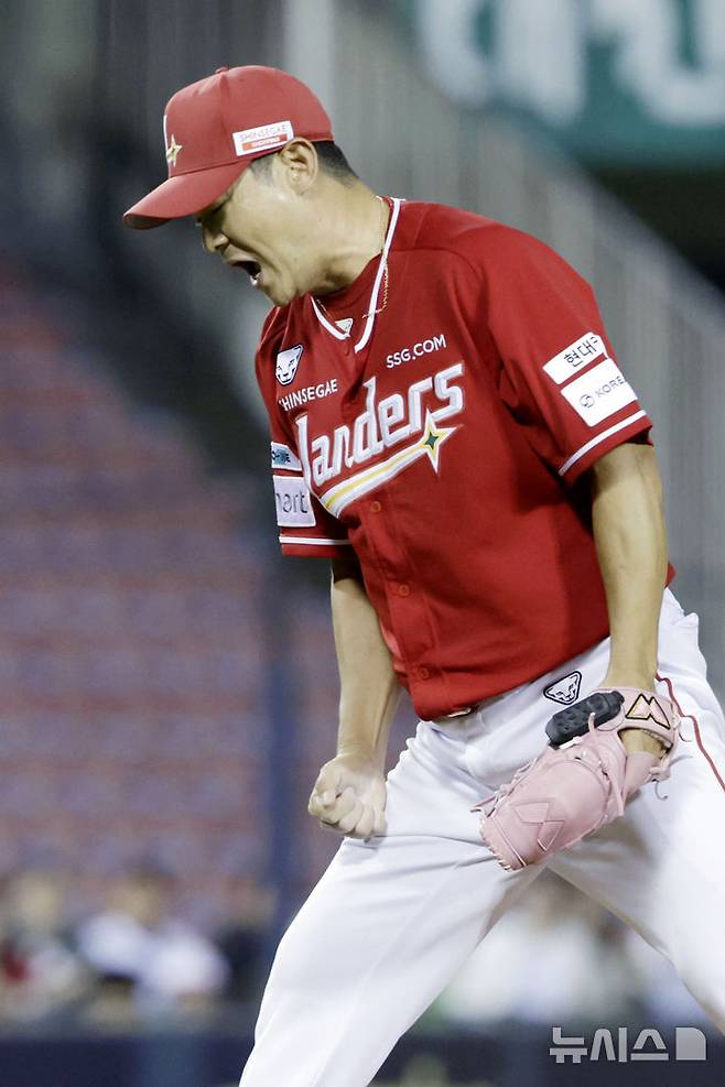 [서울=뉴시스] 최동준 기자 = 20일 서울 송파구 잠실야구장에서 열린 2025 KBO리그 SSG 랜더스와 두산 베어스의 경기, 7회말 2사 주자 없는 상황 SSG 노경은이 두산 김재환을 삼진으로 잡아낸 뒤 포효하고 있다. 2025.05.20. photocdj@newsis.com