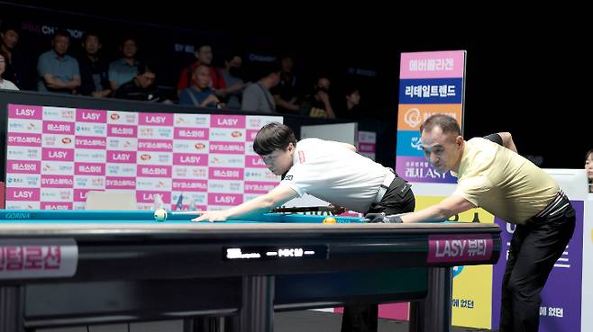 결승에 앞서 최성원(왼쪽)과 이승진이 뱅킹 샷을 하는 모습. PBA