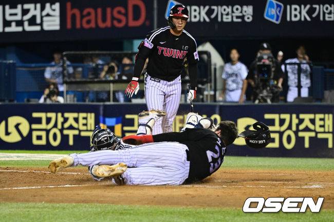 [OSEN=잠실, 조은정 기자]10일 오후 서울 잠실구장에서 ‘2025 신한 SOL Bank KBO리그’ 두산 베어스와 LG 트윈스의 경기가 열렸다.홈팀 두산은 콜어빈, 방문팀 LG는 손주영을 선발로 내세웠다.5회초 1사 만루에서 LG 오스틴이 두산 박신지의 폭투를 틈타 득점에 성공하고 있다. 2025.09.10 /cej@osen.co.kr