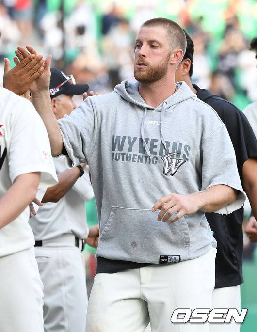 [OSEN=인천, 최규한 기자] SK가 두산에 전날 패배를 설욕하고 2위 자리를 지켰다.SK는 9일 인천SK행복드림구장에서 열린 ‘2018 신한은행 MY CAR KBO 리그’ 두산과의 경기에서 선발 메릴 켈리의 호투와 한동민의 만루포를 묶어 14-2로 역전승했다. SK(65승52패1무)는 전날 패배를 설욕하고 2위 자리를 지켰다. 반면 두산(77승42패)은 4연승 행진이 끊겼다.승리투수 SK 투수 켈리가 선수들 및 코칭스태프와 인사를 나누고 있다./dreamer@osen.co.kr