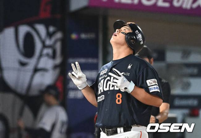 [OSEN=부산, 이석우 기자] 10일 부산 사직야구장에서 2025 신한 SOL 뱅크 KBO 리그 롯데 자이언츠와 한화 이글스의 경기가 열렸다. 홈팀 롯데는 감보아가, 방문팀 한화는 류현진이 선발 출전했다.한화 이글스 노시환이 8회초 2사 1루 중월 2점 홈런을 치고 세리머니를 하고 있다. 2025.09.10 / foto0307@osen.co.kr