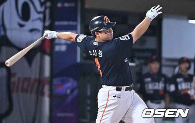 [OSEN=부산, 이석우 기자] 10일 부산 사직야구장에서 2025 신한 SOL 뱅크 KBO 리그 롯데 자이언츠와 한화 이글스의 경기가 열렸다. 홈팀 롯데는 감보아가, 방문팀 한화는 류현진이 선발 출전했다.한화 이글스 노시환이 4회초 1사 1,2루 중견수 왼쪽 1타점 안타를 치고 있다. 2025.09.10 / foto0307@osen.co.kr