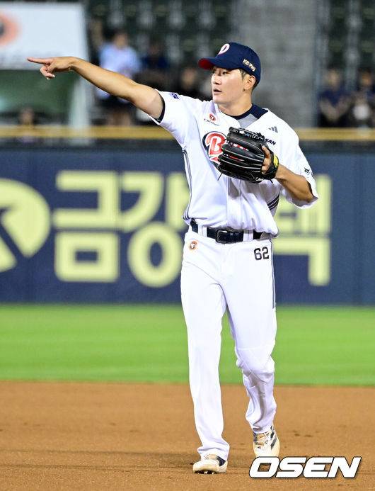 [OSEN=잠실, 지형준 기자] 12일 서울 잠실구장에서 ‘2025 신한 SOL Bank KBO리그’ 두산 베어스와 NC 다이노스의 경기가 열렸다.두산은 콜어빈, NC는 김녹원이 선발로 나섰다.6회초 1사 2루에서 두산 안재석이 NC 최원준의 2루땅볼을 처리하며 홈을 가리키고 있다. 2025.08.12 / jpnews@osen.co.kr