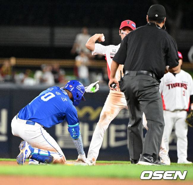 심판 아웃 선언에 NO! 디아즈 '비디오 판독 해주세요'