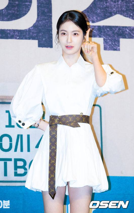 [OSEN=민경훈 기자] 11일 오후 서울 구로구 신도림동 더링크서울 호텔에서 JTBC 새 토일드라마 '백번의 추억' 제작발표회가 열렸다.오는&nbsp;13일&nbsp;첫 방송되는&nbsp; '백번의 추억'(극본 양희승·김보람, 연출 김상호)은 100번 버스의 안내양 고영례(김다미 분)와 서종희(신예은 분)의 빛나는 우정,&nbsp;그리고 두 친구의 운명적 남자 한재필(허남준 분)을 둘러싼 애틋한 첫사랑을 그린 뉴트로 청춘 멜로 드라마다배우 신예은이 포토타임을 갖고 있다. 2025.09.11 /rumi@osen.co.kr