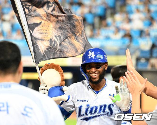 [OSEN=대구, 이대선 기자] 11일 오후 대구 삼성라이온즈파크에서 2025 신한 SOL Bank KBO리그 삼성 라이온즈와 SSG 랜더스의 경기가 열렸다.삼성은 후라도, SSG은 화이트를 선발 투수로 내세웠다.4회말 1사에서 삼성 디아즈가 우중월 솔로 홈런을 치고 더그아웃에서 환호하고 있다. 2025.09.11 /sunday@osen.co.kr