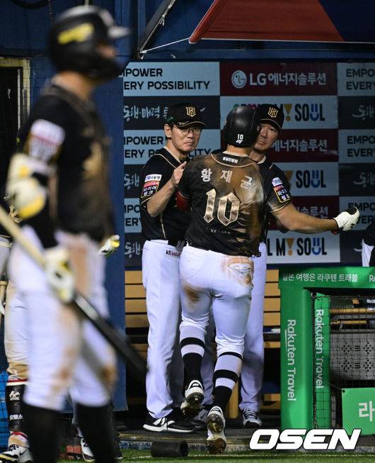 [OSEN=잠실, 조은정 기자]11일 오후 서울 잠실구장에서 ‘2025 신한 SOL Bank KBO리그’ LG 트윈스와 KT 위즈의 경기가 열렸다.홈팀 LG는 치리노스, 방문팀 KT는 헤이수스를 선발로 내세웠다.7회초 무사 1,3루에서 KT 황재균이 강현우의 희생번트 야수선택 출루 때 득점을 올린 뒤 이강철 감독의 축하를 받고 있다. 2025.09.11 /cej@osen.co.kr