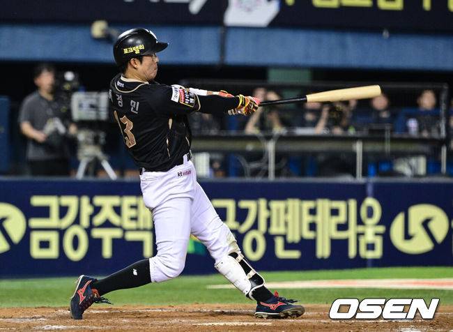 [OSEN=잠실, 조은정 기자]11일 오후 서울 잠실구장에서 ‘2025 신한 SOL Bank KBO리그’ LG 트윈스와 KT 위즈의 경기가 열렸다.홈팀 LG는 치리노스, 방문팀 KT는 헤이수스를 선발로 내세웠다.7회초 2사 1,2루 KT 허경민이 동점타를 날리고 있다. 2025.09.11 /cej@osen.co.kr