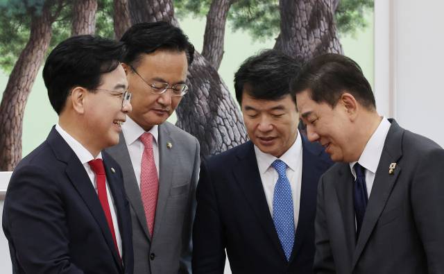 ▲더불어민주당 김병기 원내대표, 국민의힘 송언석 원내대표가 지난 10일 오후 서울 여의도 국회에서 회동을 갖고 있다. ⓒ연합뉴스