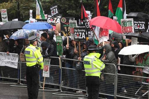 10일(현지시간)&nbsp;이츠하크 헤르초그 이스라엘 대통령이 영국 런던을 방문한 가운데 팔레스타인 지지자들이&nbsp;헤르초그 대통령을 규탄하는 시위를 열자 런던 경찰이 이를 제지하고 있다. AFP연합뉴스