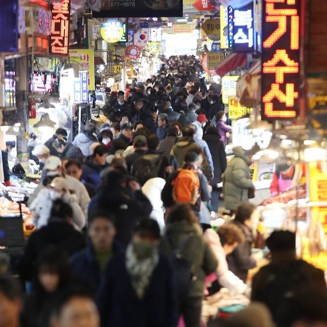 시민들로 북적이는 서울 시내 한 전통시장 모습. 뉴스1