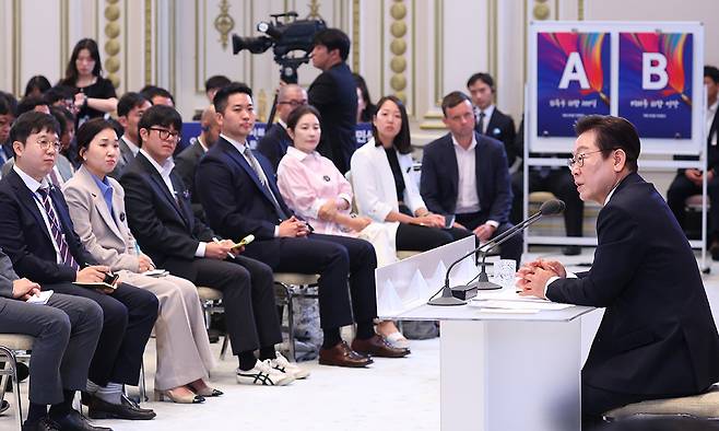 이재명 대통령이 11일 청와대 영빈관에서 열린 취임 100일 기자회견 '회복을 위한 100일, 미래를 위한 성장'에서 발언하고 있다. 연합뉴스