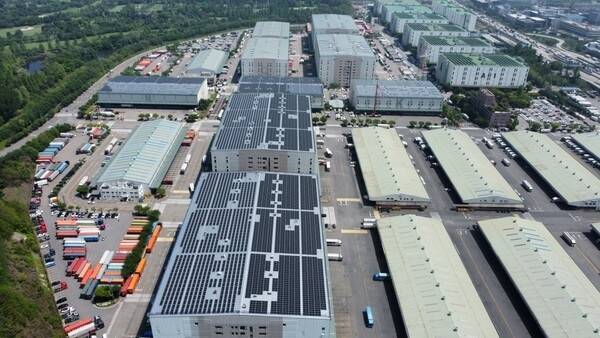 경기도 최대 규모인 군포복합물류단지에 조성된 지붕형 태양광발전소.﻿ 경기도 제공