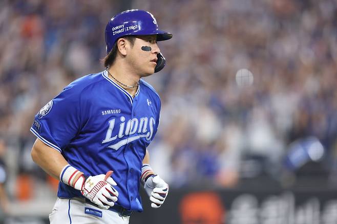 삼성 강민호는 불혹의 나이에도 팀의 확고한 주전포수로 활약 중이다. 그의 뒤를 이어야 할 젊은 포수들을 자극하며 성장을 촉진하는 것도 그의 몫이다.&nbsp;7일 대구 한화전에서 승리를 거둔 뒤 박진만 감독과 하이파이브를&nbsp;하는 강민호.&nbsp;사진제공｜삼성 라이온즈