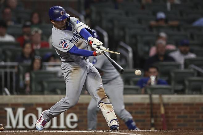 시카고 컵스 스즈키가 11일 애틀랜타전에서 9회초 배트가 부러지면서 안타를 날리고 있다. AP연합뉴스