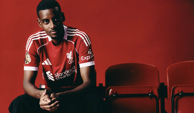 리버풀 유니폼을 입고 있는 알렉산데르 이삭. 리버풀 홈페이지