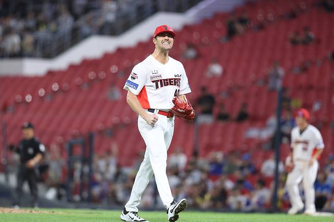 KIA 제임스 네일이 10일 광주 삼성전 호투 후 마운드에서 내려오고 있다. KIA 타이거즈 제공