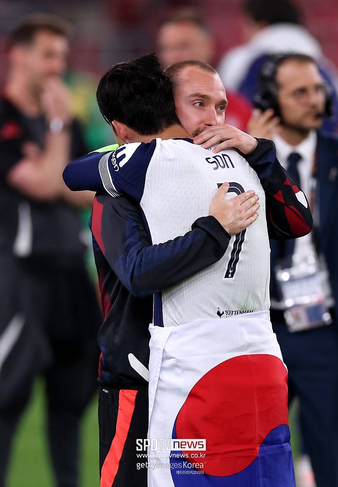 ▲ 에릭센은 이제 독일 무대에서 마지막 불꽃을 태우려 한다. 여전히 창조적인 패스로 경기를 지배할 수 있을지, 그리고 경험과 리더십으로 볼프스부르크에 어떤 가치를 더할지가 관심사다. 기적 같은 복귀를 넘어, 굴곡진 여정 속에서도 빛을 잃지 않는 플레이메이커의 이야기는 아직 끝나지 않았다.