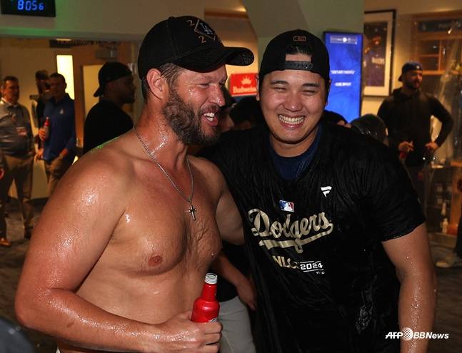 지난 2024시즌 내셔널리그 디비전 시리즈를 우승한 뒤 기쁨을 나누는 커쇼(왼쪽)와 오타니. /AFPBBNews=뉴스1