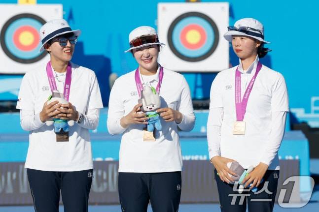 한국 양궁 여자 리커브 국가대표팀이 10일 광주 5·18 민주광장에서 열린 '광주 2025 현대 세계선수권대회' 여자 단체전 동메달을 수확한 뒤 미소짓고 있다. /사진=뉴스1 제공