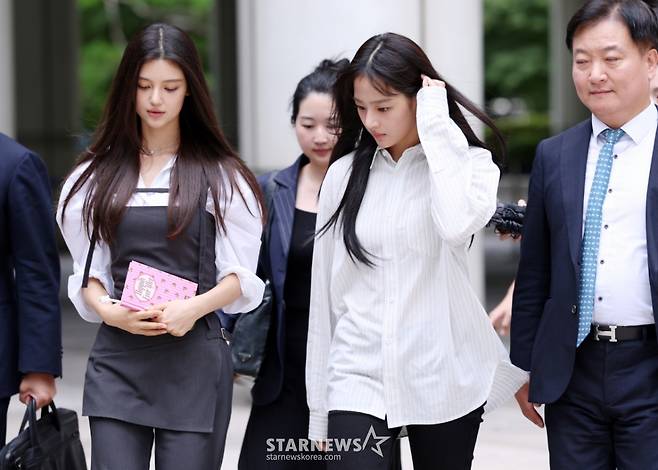 뉴진스 다니엘, 민지가 14일 서울 지방법원에서 열린 전속계약 유효 확인 소송 변론을 마친 뒤 법원을 나서고 있다. /2025.08.14 /사진=김휘선 hwijpg@