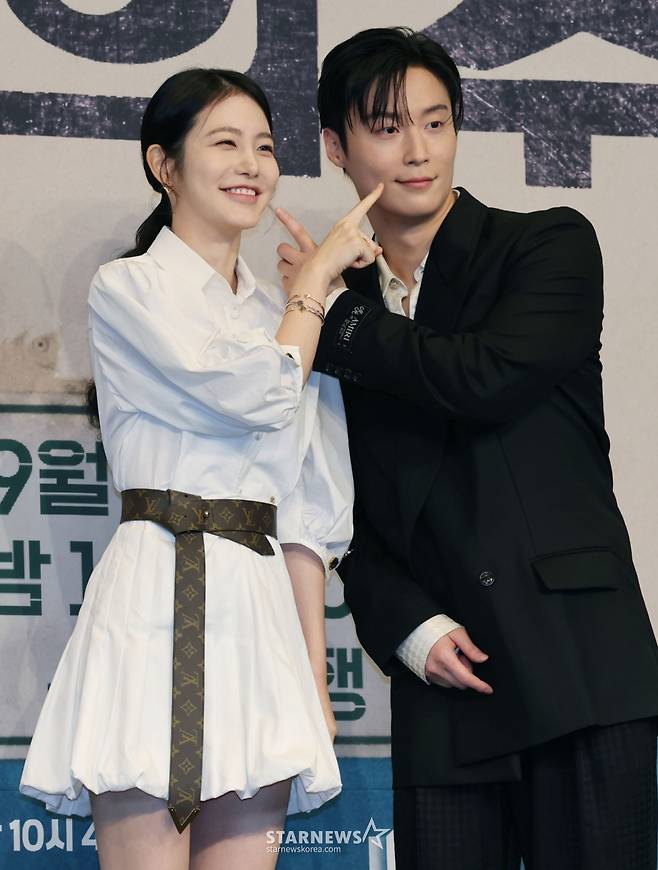 배우 신예은, 허남준이 11일 오후 서울 구로구 더링크호텔에서 진행된 JTBC 토일드라마 '백번의 추억' 제작발표회에 참석해 포즈를 취하고 있다.  1980년대 100번 버스 안내양 영례와 종희의 빛나는 우정, 그리고 두 친구의 운명적 남자 재필을 둘러싼 애틋한 첫사랑을 그린 뉴트로 청춘 멜로 드라마 '백번의 추억'은 오는 13일 첫 방송된다. /2025.09.11 /사진=이동훈 photoguy@