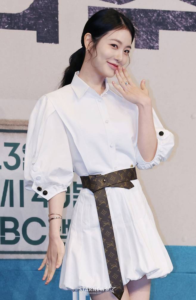 배우 신예은이 11일 오후 서울 구로구 더링크호텔에서 진행된 JTBC 토일드라마 '백번의 추억' 제작발표회에 참석해 포즈를 취하고 있다.  1980년대 100번 버스 안내양 영례와 종희의 빛나는 우정, 그리고 두 친구의 운명적 남자 재필을 둘러싼 애틋한 첫사랑을 그린 뉴트로 청춘 멜로 드라마 '백번의 추억'은 오는 13일 첫 방송된다. /2025.09.11 /사진=이동훈 photoguy@