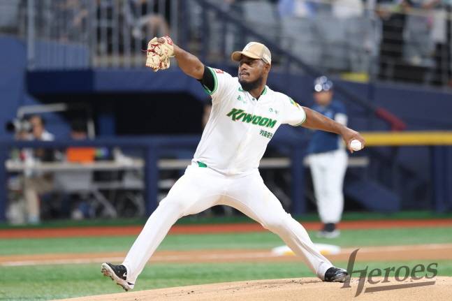 선발 등판한 키움 메르세데스가 역투를 펼치고 있다. /사진=키움 히어로즈 제공