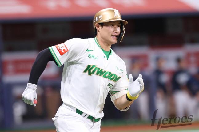 주성원이 안타를 날리고 1루로 뛰어나가고 있다. /사진=키움 히어로즈 제공