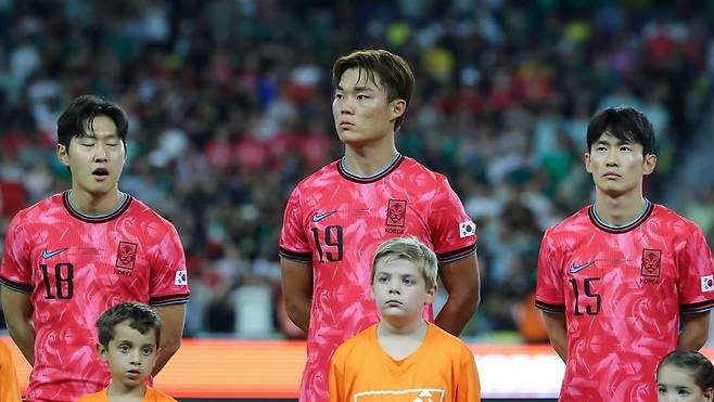 10일 미국 테네시주 내슈빌의 지오디스파크에서 열린 멕시코와의 A매치 친선경기에 선발로 출전한 대한민국 축구 국가대표팀 공격수 오현규(가운데). /사진=오현규 SNS 캡처