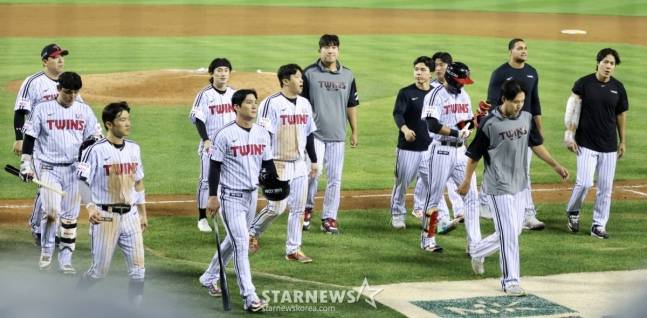 11일 패배 직후 아쉬워하는 LG 선수단. /사진=강영조 선임기자