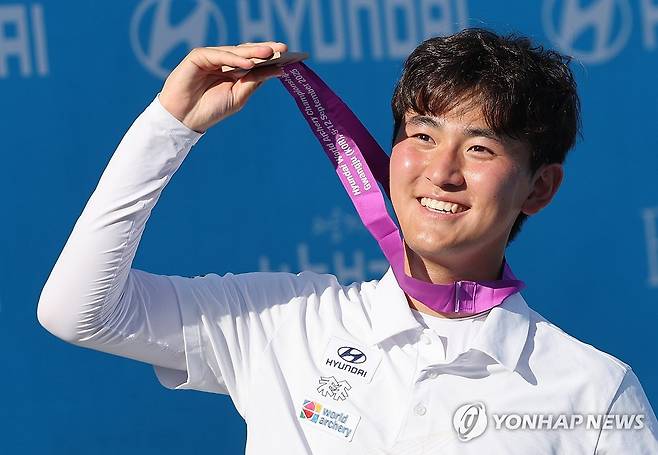 김제덕이 11일 광주 5.18 민주광장 특설 경기장에서 진행된 대회 7일차 리커브 남자 개인전 동메달 결정전에 진출해 마테오 보르사니(이탈리아)에게 7-3(29-29,30-29,28-27,28-30,29-28)으로 승리하면서 동메달을 차지했다. 연합뉴스