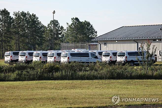 주차돼 있는 구금시설 버스 (포크스턴[미국 조지아주]=연합뉴스) 윤동진 기자 = 미국 이민당국에 구금된 한국인들을 데려오려던 전세기 출발이 미국측 사정으로 어렵게 된 10일(현지시간) 한국인들이 수감돼 있는 조지아주 포크스턴의 이민세관단속국(ICE) 구금시설 인근에 관련 미니 버스가 주차돼 있다. 2025.9.10 mon@yna.co.kr
