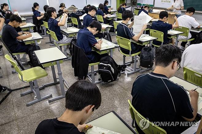 9월 모의평가 준비하는 수험생들 (서울=연합뉴스) 2026학년도 대학수학능력시험 9월 모의평가 시행일인 지난 3일 서울 광진구 광남고등학교에서 학생들이 시험을 준비하고 있다. 2025.9.11 [사진공동취재단] photo@yna.co.kr