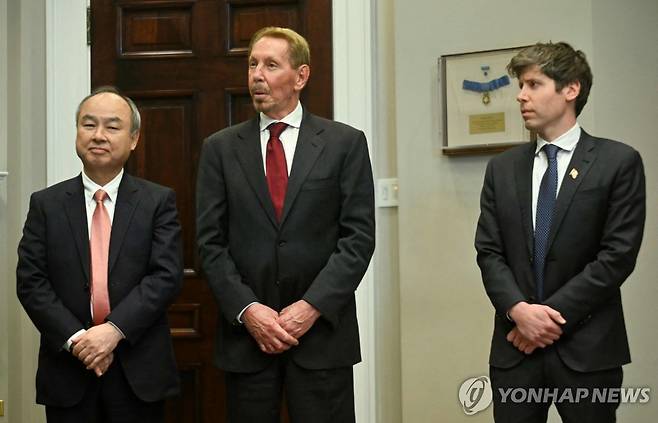 지난 1월 백악관에서 AI 대규모 투자 계획 발표한 래리 엘리슨 오라클 회장  [AFP 연합뉴스 자료사진. 재판매 및 DB 금지]