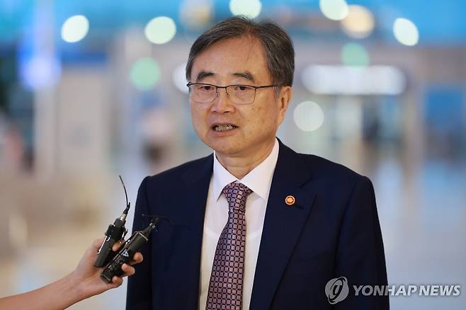 '구금 한국인 석방' 문제 협의, 조현 외교장관 방미 (영종도=연합뉴스) 홍해인 기자 = 조현 외교부 장관이 8일 인천국제공항 제2여객터미널을 통해 미국으로 출국하며 취재진과 인터뷰하고 있다. 
    조 장관은 미국 이민당국의 단속에 따라 구금된 한국인들의 석방 문제 협의를 마무리하고 유사 사태 재발을 막기 위한 미국 당국과의 협의차 방미하는 것으로 알려졌다. 2025.9.8 hihong@yna.co.kr