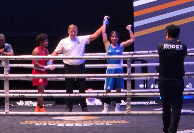 세계선수권대회 8강전에서 승리한 임애지(오른쪽 2번째) [대한복싱협회 제공. 재판매 및 DB 금지]