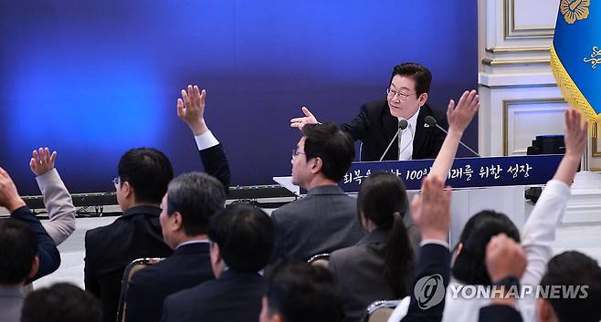 이재명 대통령, 취임 100일 기자회견 (서울=연합뉴스) 김도훈 기자 = 이재명 대통령이 11일 청와대 영빈관에서 열린 취임 100일 기자회견 '회복을 위한 100일, 미래를 위한 성장'에서 질문을 받고 있다. 2025.9.11 [대통령실통신사진기자단] superdoo82@yna.co.kr