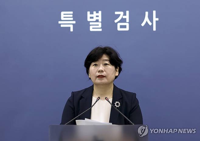 내란특검 브리핑 (서울=연합뉴스) 윤동진 기자 = 박지영 내란특검보가 19일 오후 특검 사무실이 마련된 서울 서초구 고등검찰청 기자실에서 브리핑을 하고 있다. 2025.8.29 mon@yna.co.kr