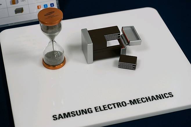 삼성전기, 'AI 서버·전장사업 집중 공략' (서울=연합뉴스) 삼성전기가 인공지능(AI) 서버, 전장(차량용 전기·전자장비) 등 소위 '더블에이 (AA)' 시장을 겨냥해 적층세라믹커패시터(MLCC) 사업 포트폴리오 확대를 가속한다고 15일 밝혔다. 사진은 삼성전기 MLCC 제품. 2025.7.15 [삼성전기 제공. 재판매 및 DB 금지] photo@yna.co.kr