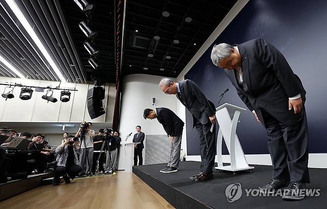 소액결제 피해 관련 고개 숙인 KT (서울=연합뉴스) 이동해 기자 = KT 김영섭 사장을 비롯한 임직원들이 11일 서울 종로구 KT 광화문빌딩 웨스트 사옥에서 최근 발생한 소액결제 피해와 관련해 고개 숙여 사과하고 있다. 왼쪽부터 서창석 KT 네트워크 부문장 부사장, 김 사장, 이현석 커스터머 부문장 부사장. 2025.9.11 eastsea@yna.co.kr