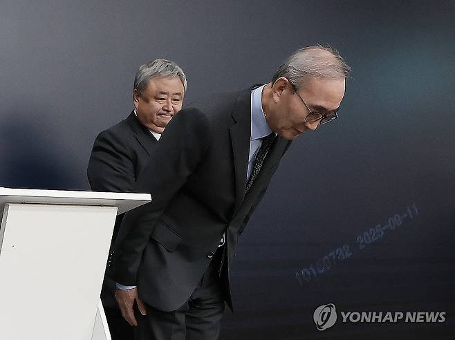 소액결제 피해 관련 고개 숙인 KT (서울=연합뉴스) 이동해 기자 = 김영섭 KT 사장이 11일 서울 종로구 KT 광화문빌딩 웨스트 사옥에서 소액결제 피해와 관련해 고개 숙여 사과하고 있다. 2025.9.11 [공동취재] eastsea@yna.co.kr