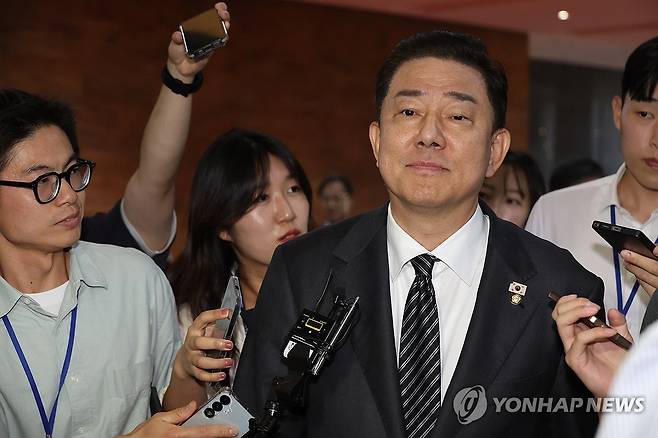 김병기 원내대표, 질문 받으며 본회의장으로 (서울=연합뉴스) 박동주 기자 = 더불어민주당 김병기 원내대표가 11일 서울 여의도 국회 본회의에 참석하며 취재진의 질문을 받고 있다. 2025.9.11 pdj6635@yna.co.kr