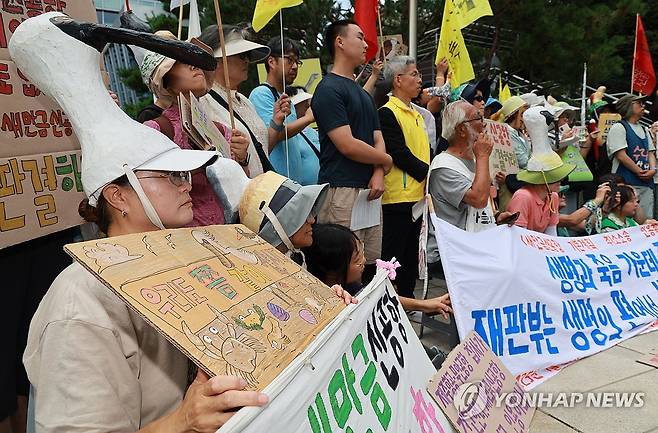 새만금신공항 기본계획 취소소송 인용촉구 (서울=연합뉴스) 한종찬 기자 = 8일 서울 서초구 행정법원 앞에서 새만금신공항 기본계획 취소소송 인용촉구 기자회견이 열리고 있다. 2025.9.8 saba@yna.co.kr