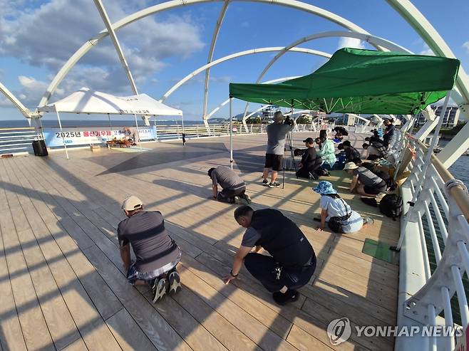 강릉에 비를 내려주소서 (강릉=연합뉴스) 류호준 기자 = 11일 강원 강릉시 병산동 솔바람 다리에서 강릉시민들이 기우제(祈雨祭)를 봉행하고 있다.
    강릉지역은 최근 극심한 가뭄을 겪고 있다. 2025.9.11 ryu@yna.co.kr
