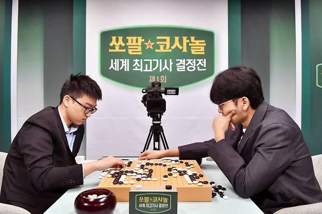 신진서 9단이 2국을 승리한 뒤 복기하고 있다. [한국기원 제공. 재판매 및 DB 금지]