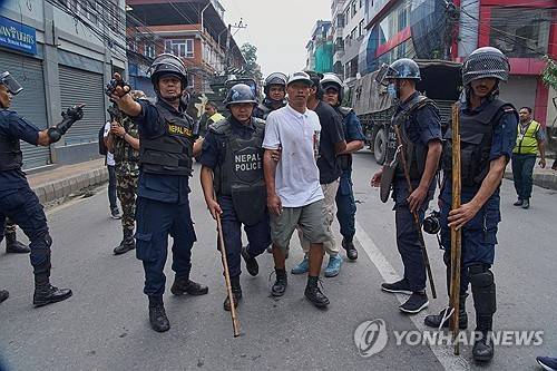 네팔 카트만두서 탈옥하다가 체포된 수감자 [AP 연합뉴스. 재판매 및 DB 금지]